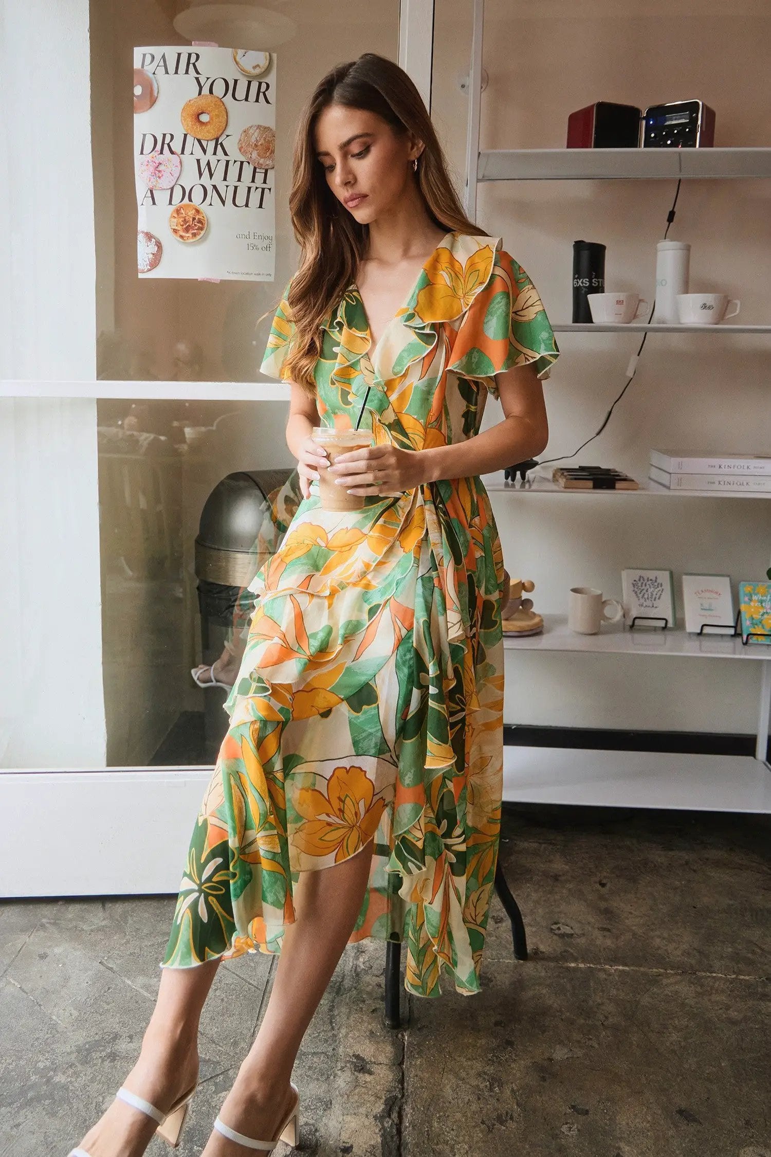 Vestido midi fluido de gasa con volantes y flores grandes by Yanet Collective