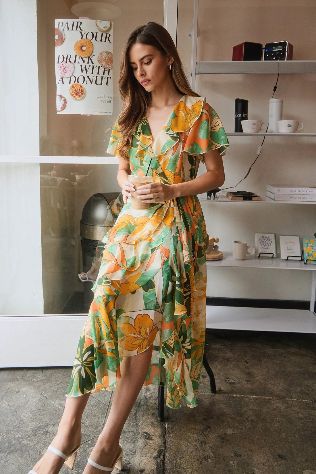 Vestido midi fluido de gasa con volantes y flores grandes by Yanet Collective