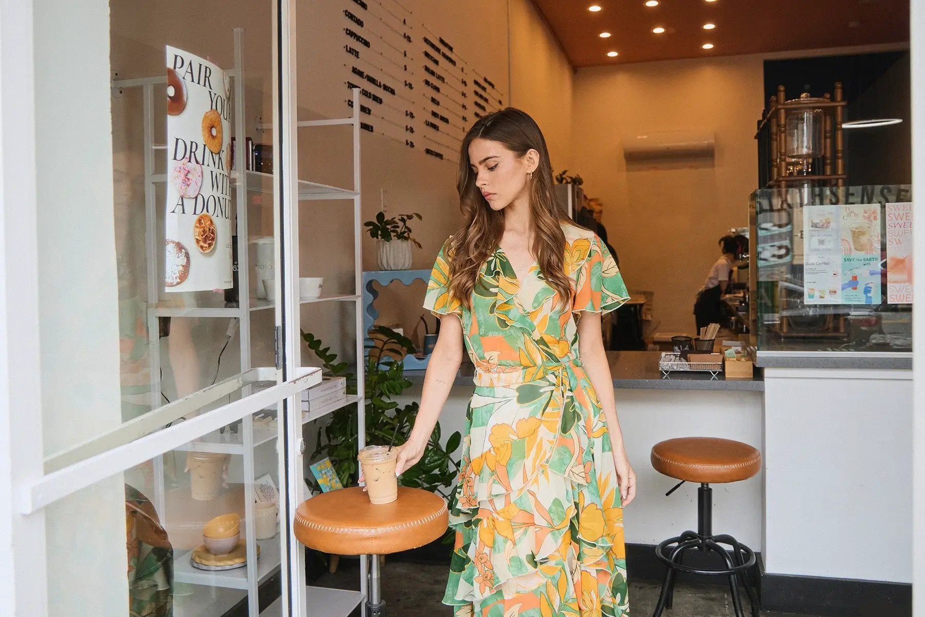 Vestido midi fluido de gasa con volantes y flores grandes by Yanet Collective