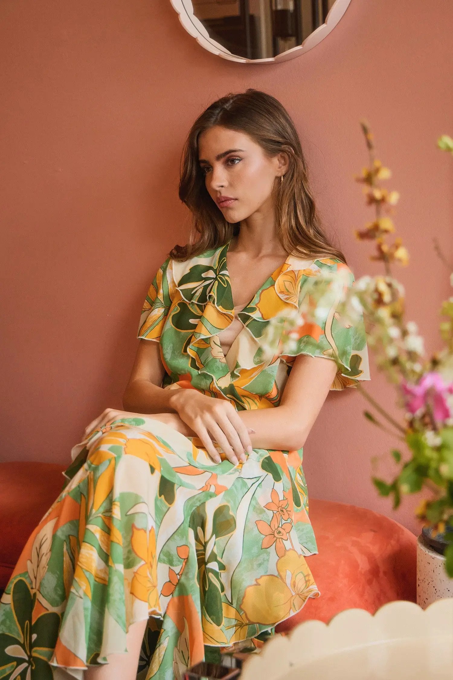 Vestido midi fluido de gasa con volantes y flores grandes by Yanet Collective