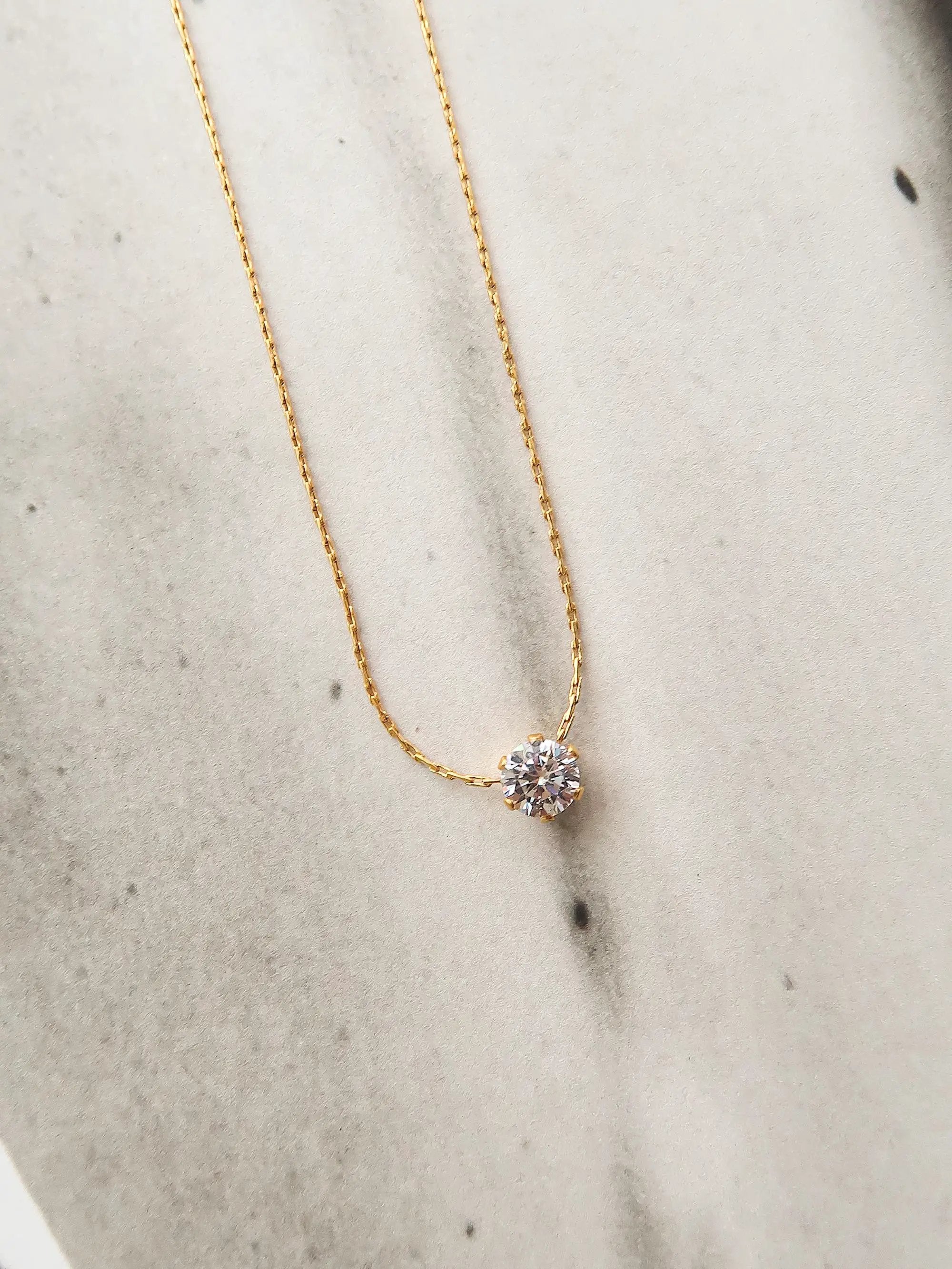 Elegante Collar Dorado 18k con Circonia Cúbica Redonda Petite para Dama by Yanet Collective