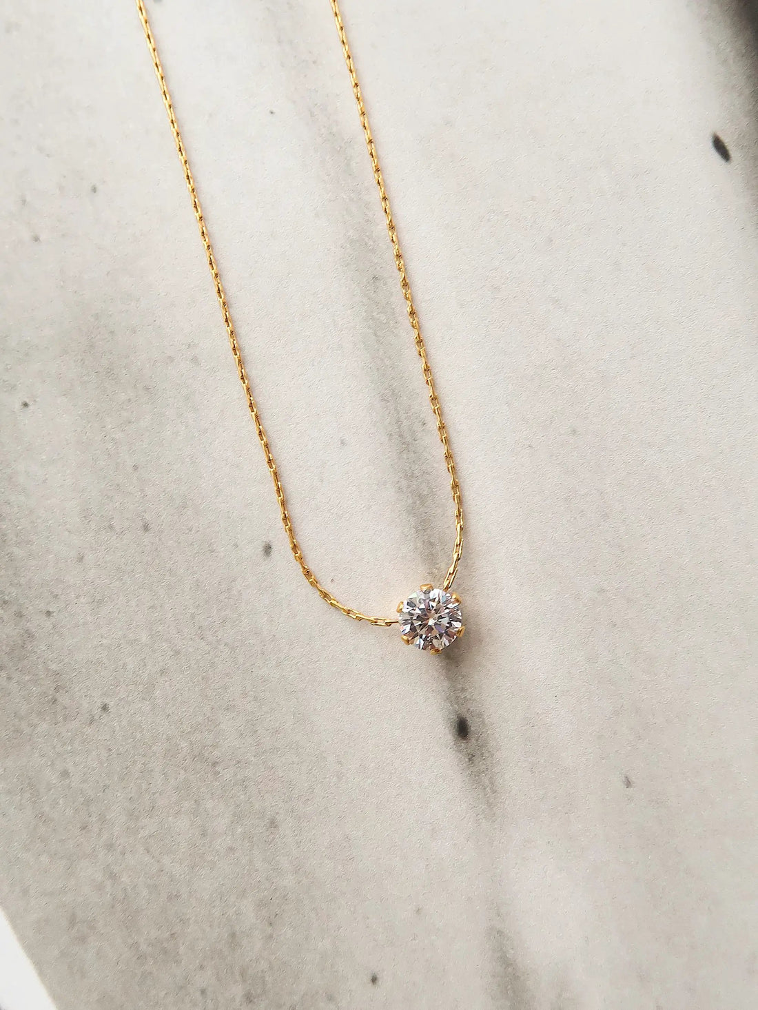 Elegante Collar Dorado 18k con Circonia Cúbica Redonda Petite para Dama by Yanet Collective