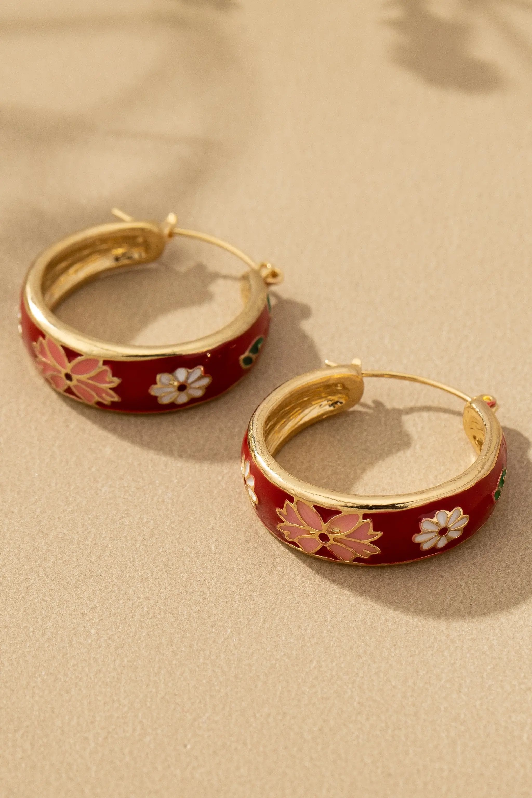 Pendientes de aro con flores de cloisonné: Elegancia artesanal by Yanet Collective