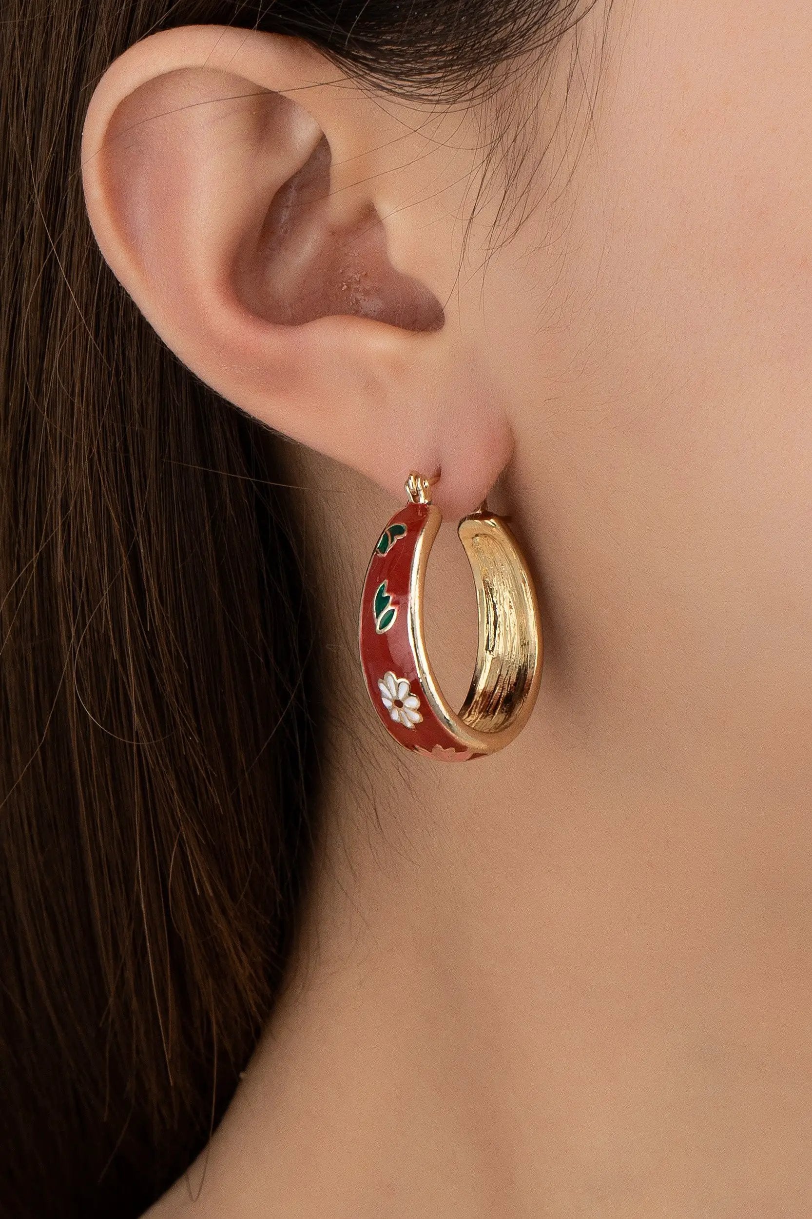 Pendientes de aro con flores de cloisonné: Elegancia artesanal by Yanet Collective