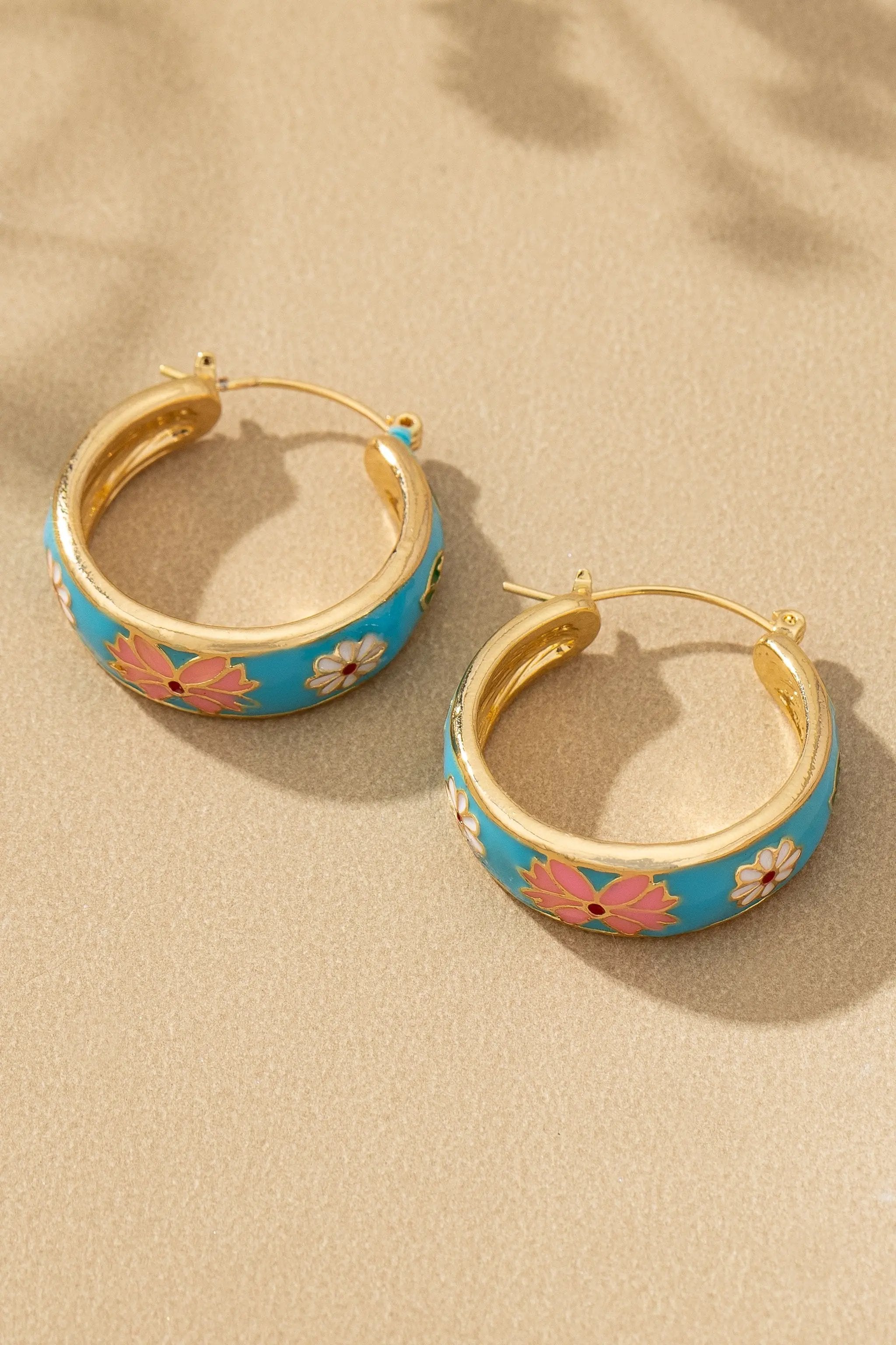 Pendientes de aro con flores de cloisonné: Elegancia artesanal by Yanet Collective