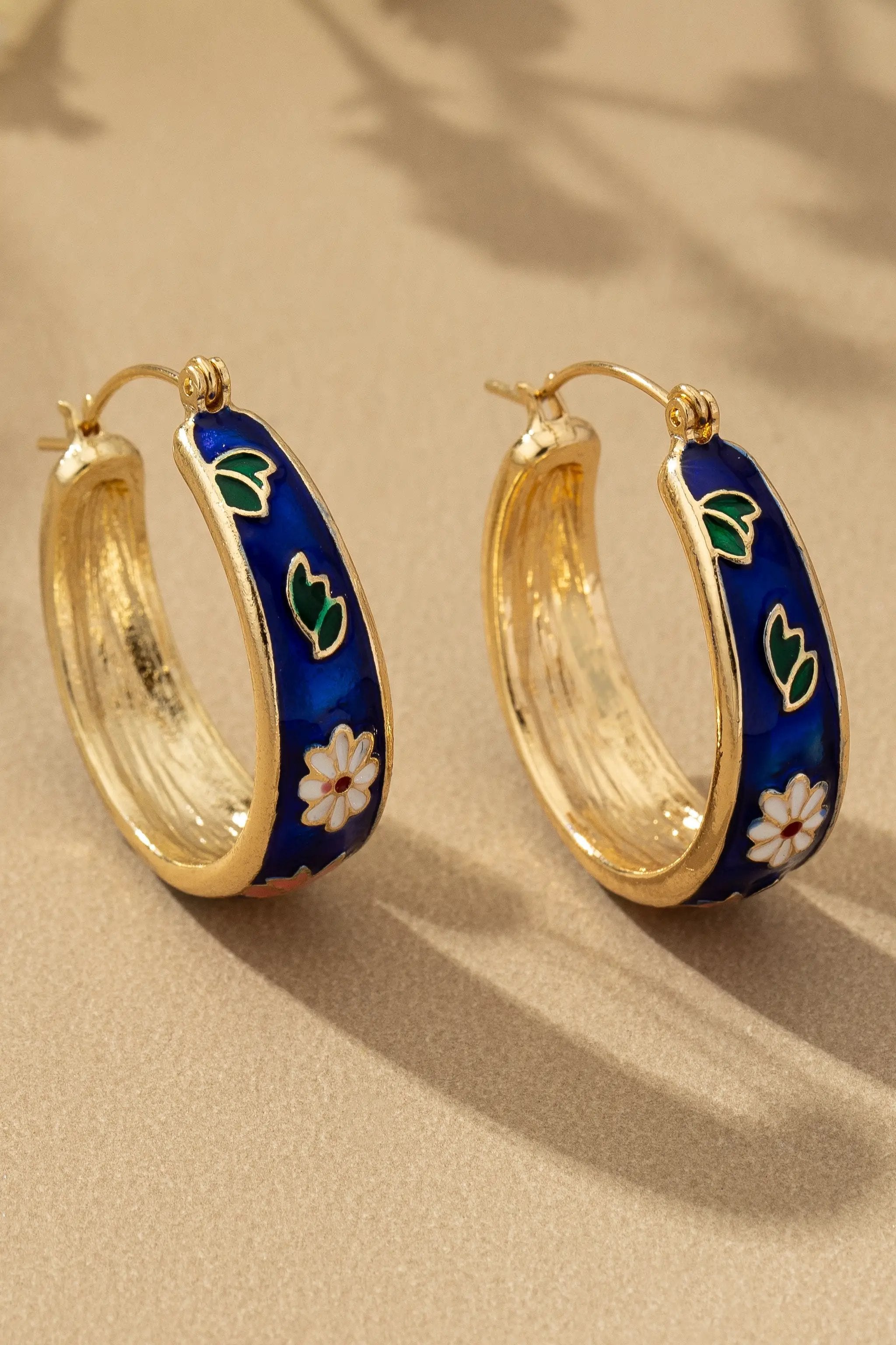 Pendientes de aro con flores de cloisonné: Elegancia artesanal by Yanet Collective