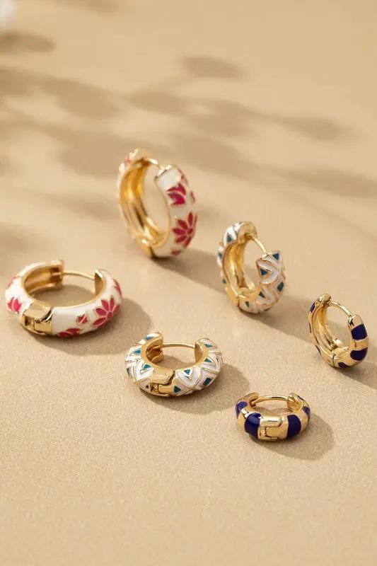 Aros Huggie de Acero Inoxidable para Mujer - Trio Flores y Bloques Esmaltados (Dorado) by LA3accessories