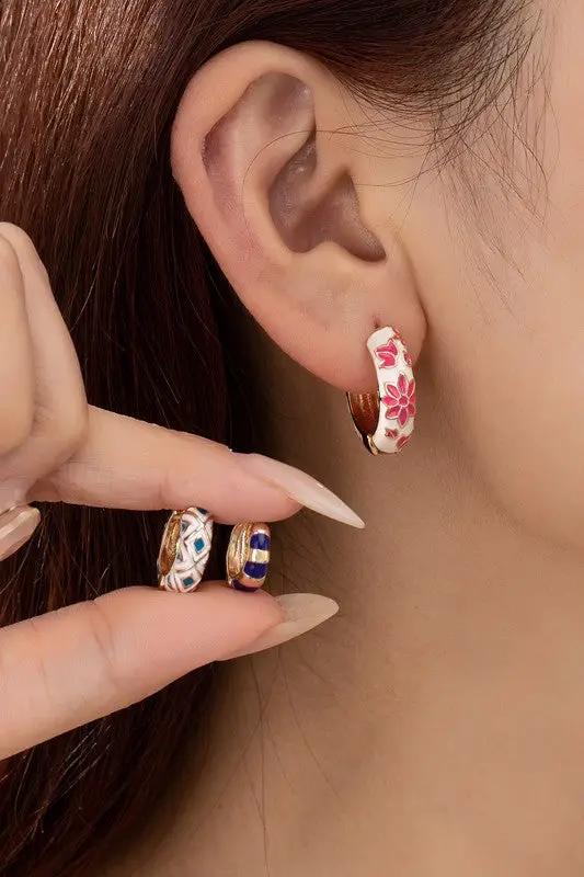 Aros Huggie de Acero Inoxidable para Mujer - Trio Flores y Bloques Esmaltados (Dorado) by LA3accessories