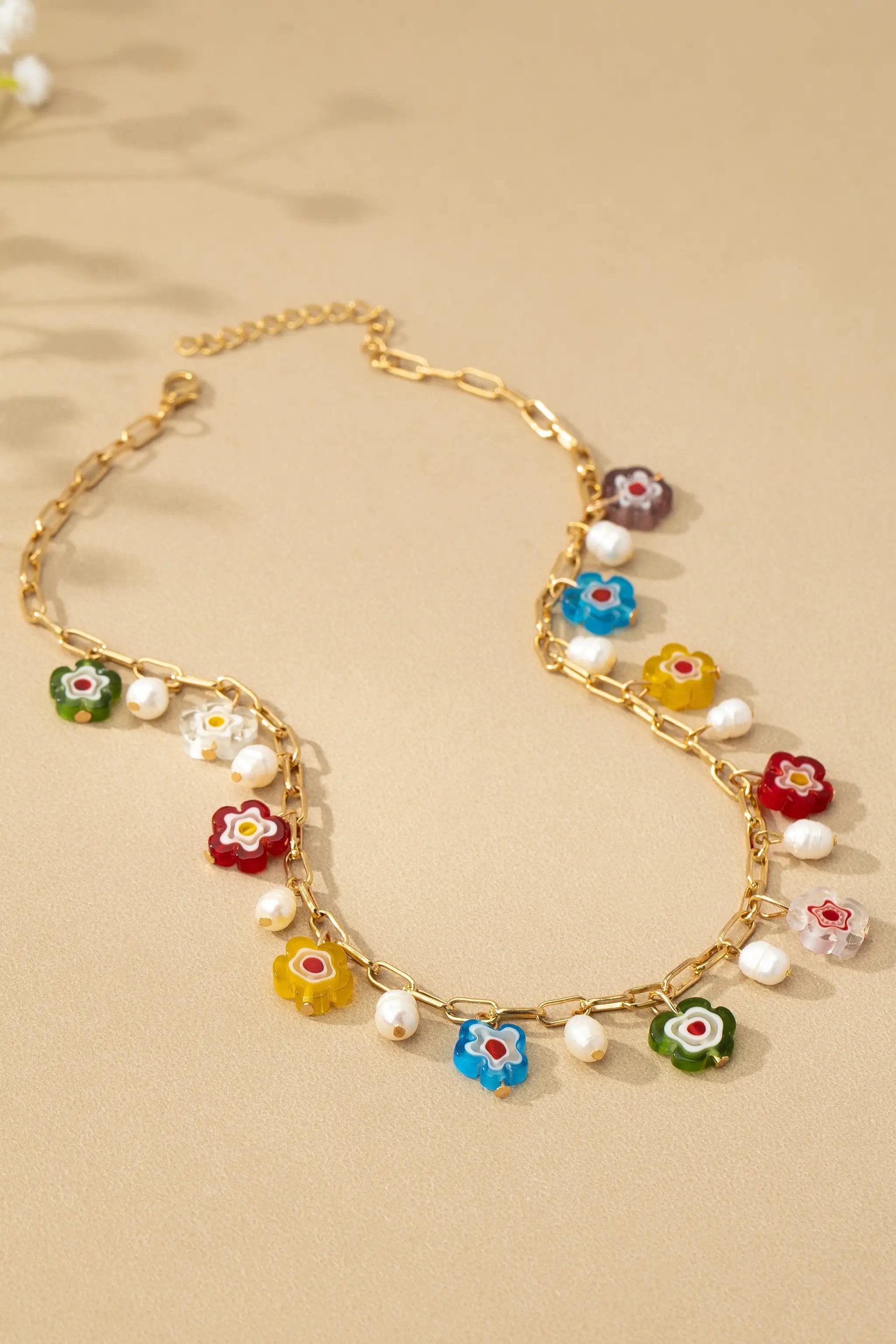 Collar de flor de vidrio esmaltado y perla de agua dulce by Yanet Collective