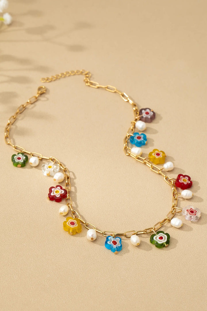 Collar de flor de vidrio esmaltado y perla de agua dulce by Yanet Collective