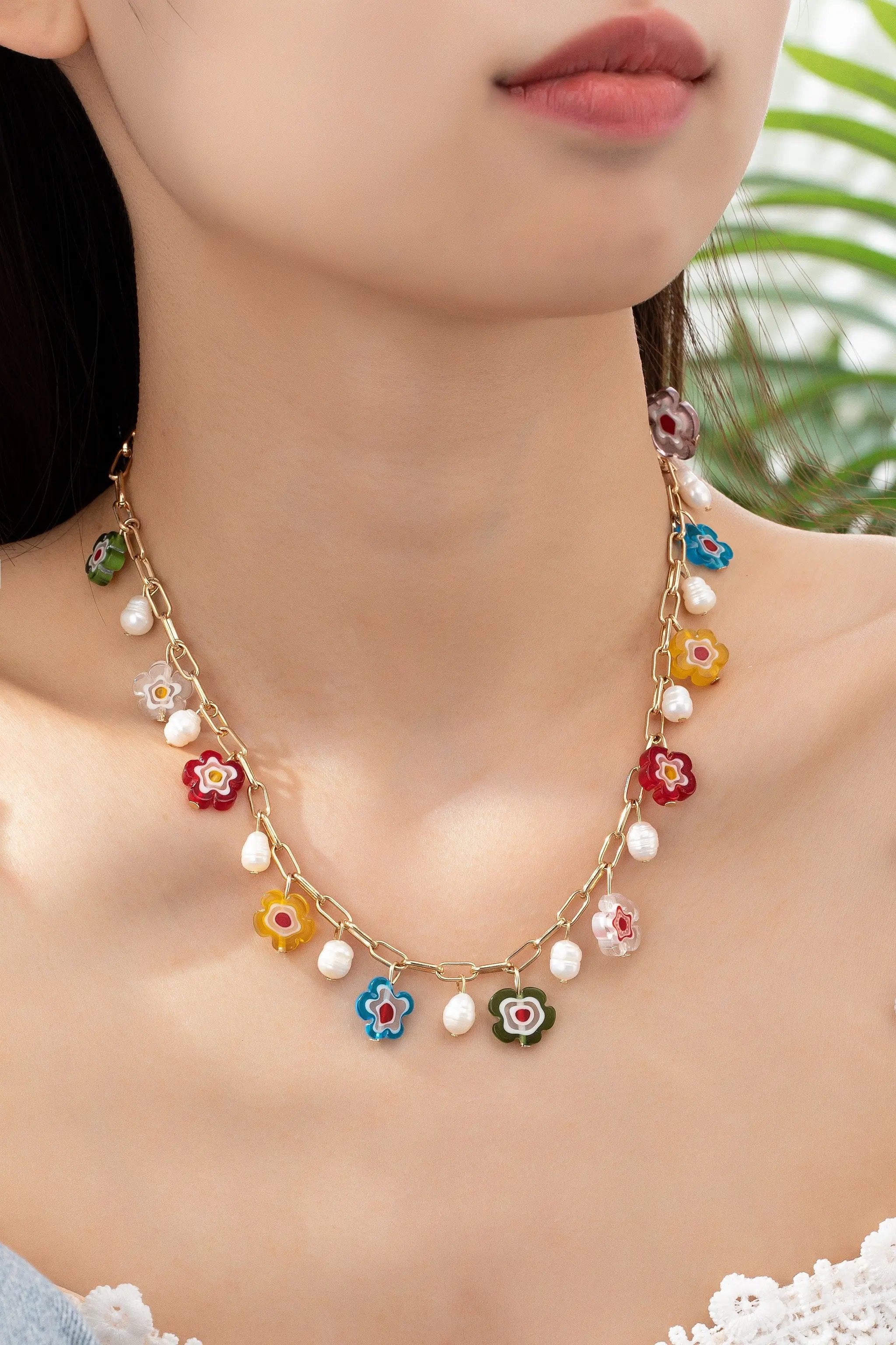 Collar de flor de vidrio esmaltado y perla de agua dulce by Yanet Collective