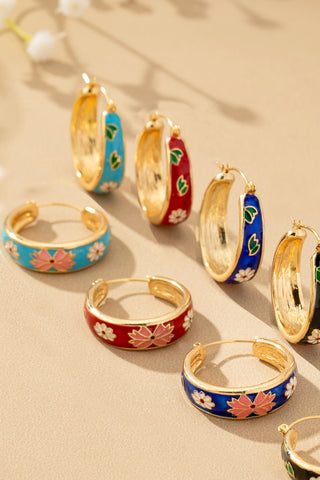 Pendientes de Aro con Flores de Cloisonné: Elegancia Floral Exquisita