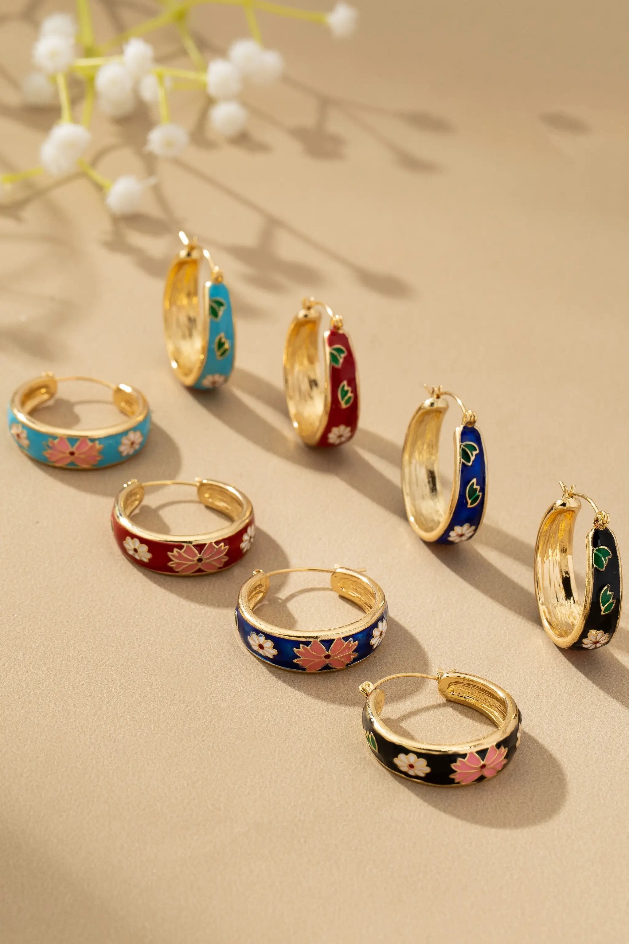 Pendientes de Aro con Flores de Cloisonné: Elegancia Floral Exquisita by Yanet Collective