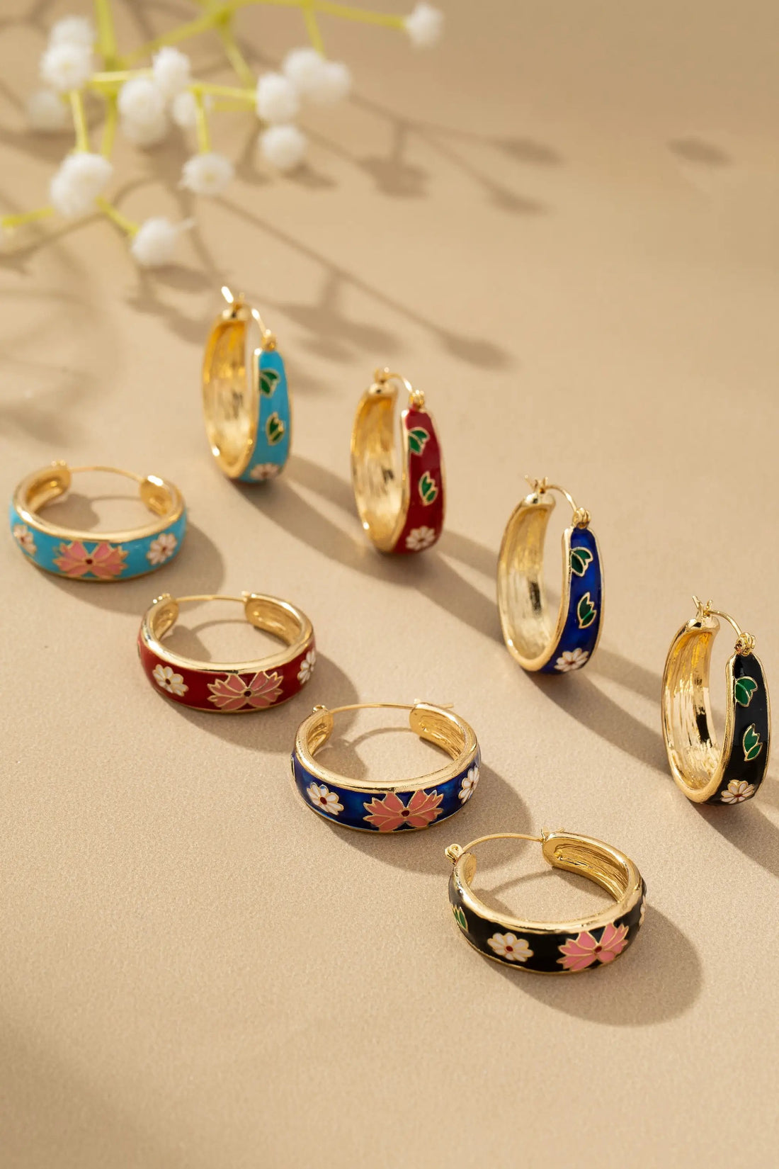 Pendientes de Aro con Flores de Cloisonné: Elegancia Floral Exquisita by Yanet Collective