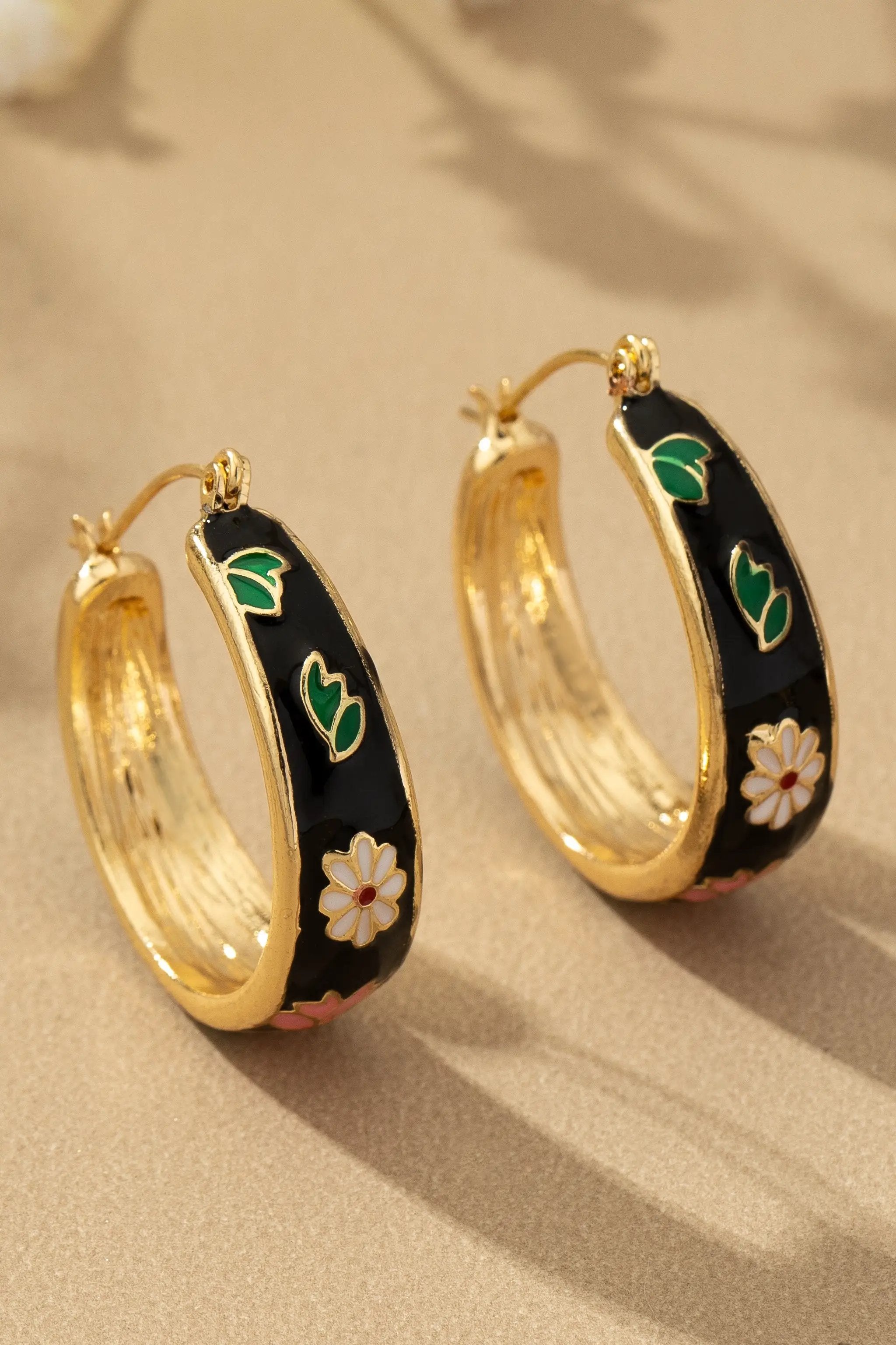 Pendientes de Aro con Flores de Cloisonné: Elegancia Floral Exquisita by Yanet Collective