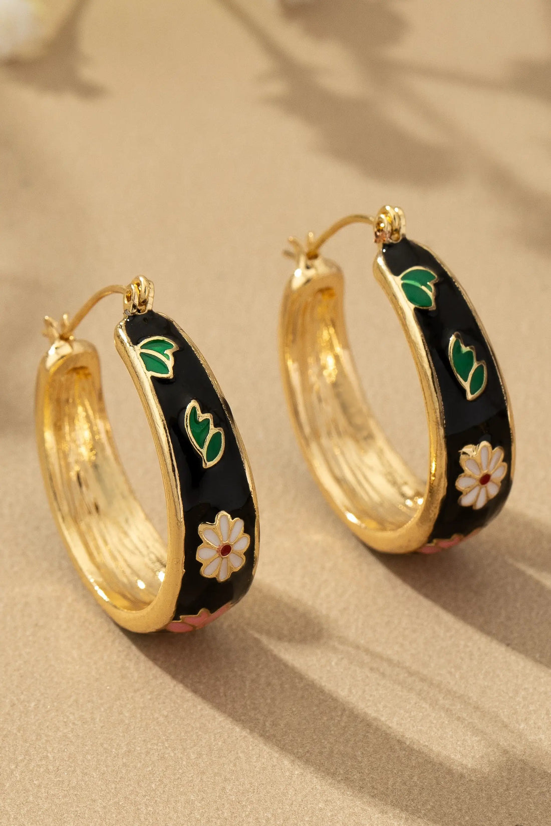 Pendientes de Aro con Flores de Cloisonné: Elegancia Floral Exquisita by Yanet Collective