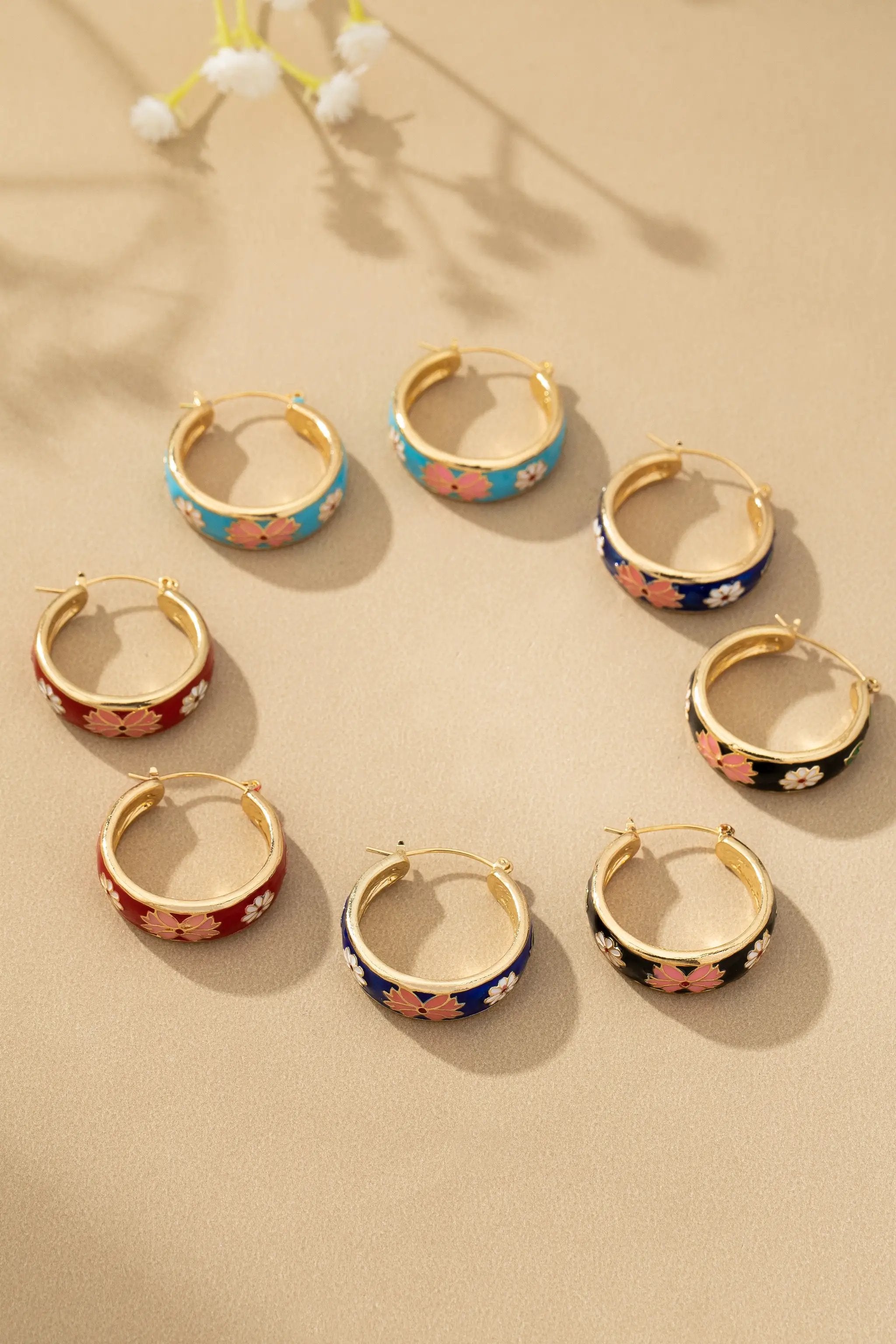 Pendientes de Aro con Flores de Cloisonné: Elegancia Floral Exquisita by Yanet Collective