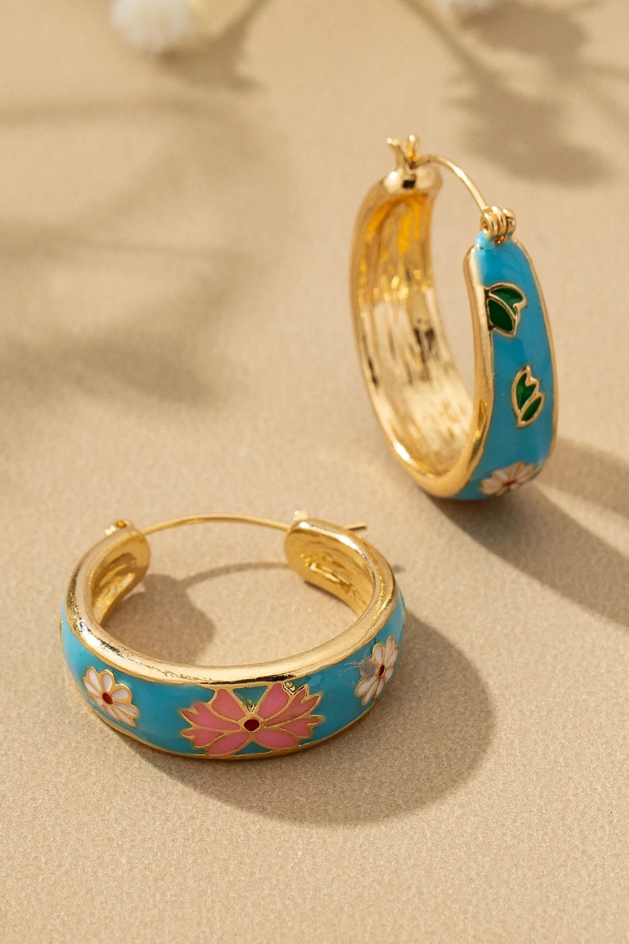 Pendientes de Aro con Flores de Cloisonné: Elegancia Floral Exquisita by Yanet Collective