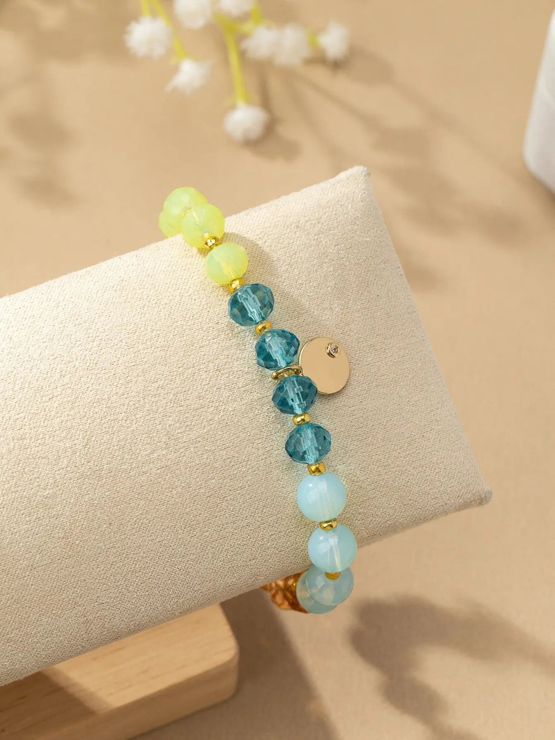 Pulsera Multicolor de Cuentas con Dije de Moneda - Elegancia y Estilo by Yanet Collective