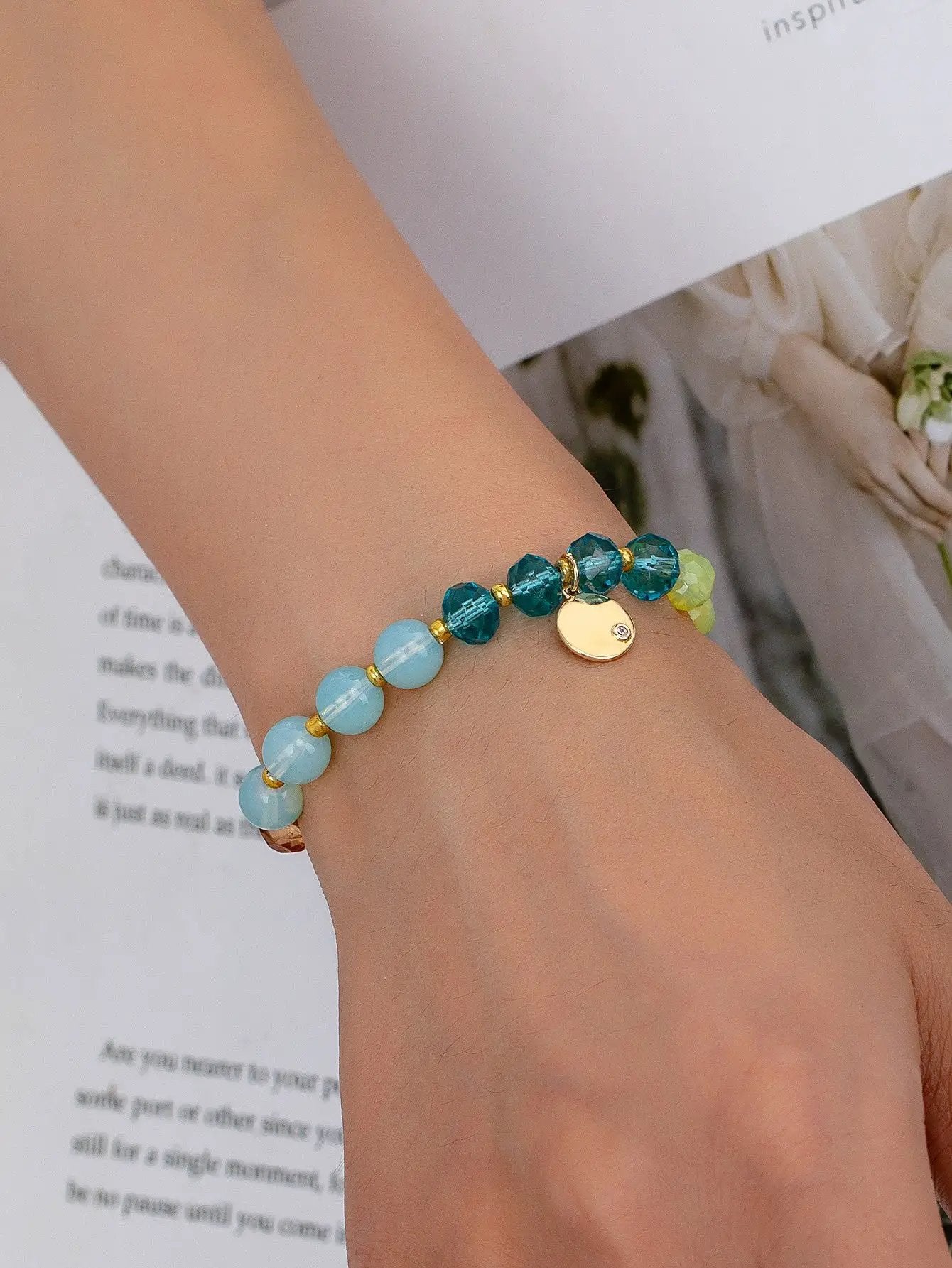 Pulsera Multicolor de Cuentas con Dije de Moneda - Elegancia y Estilo by Yanet Collective