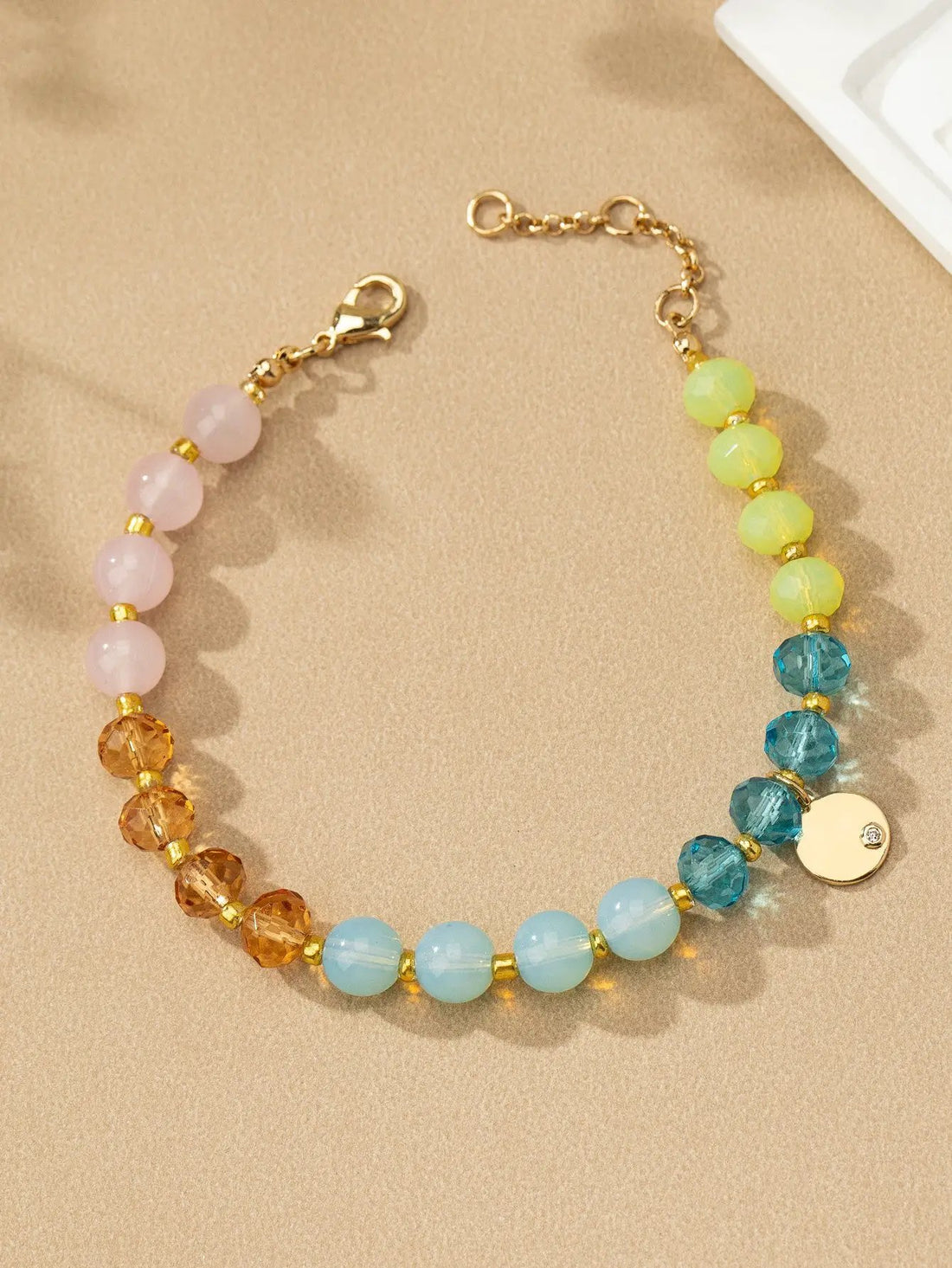 Pulsera Multicolor de Cuentas con Dije de Moneda - Elegancia y Estilo by Yanet Collective