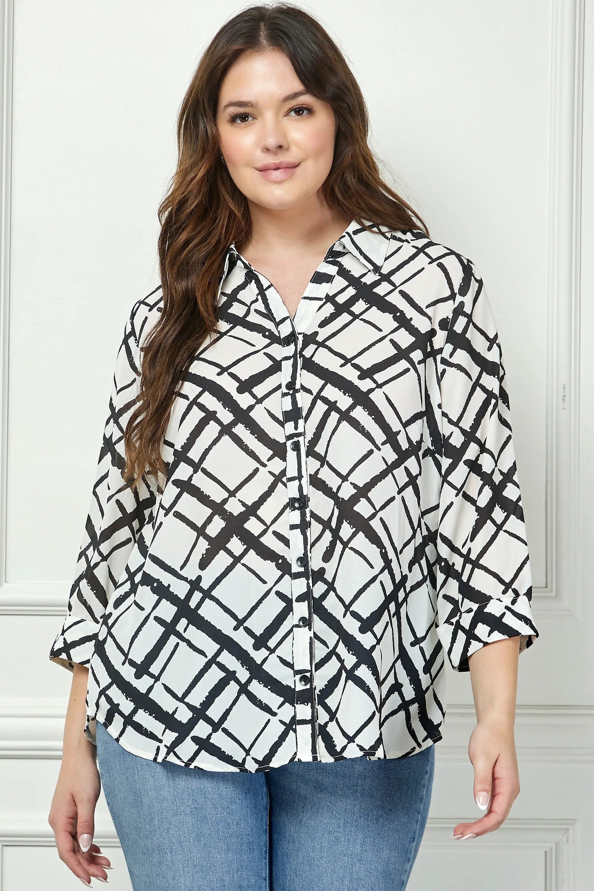 Blusa Plus Size Cuello Abotonado Estampado Abstracto – Talla Grande by Yanet Collective