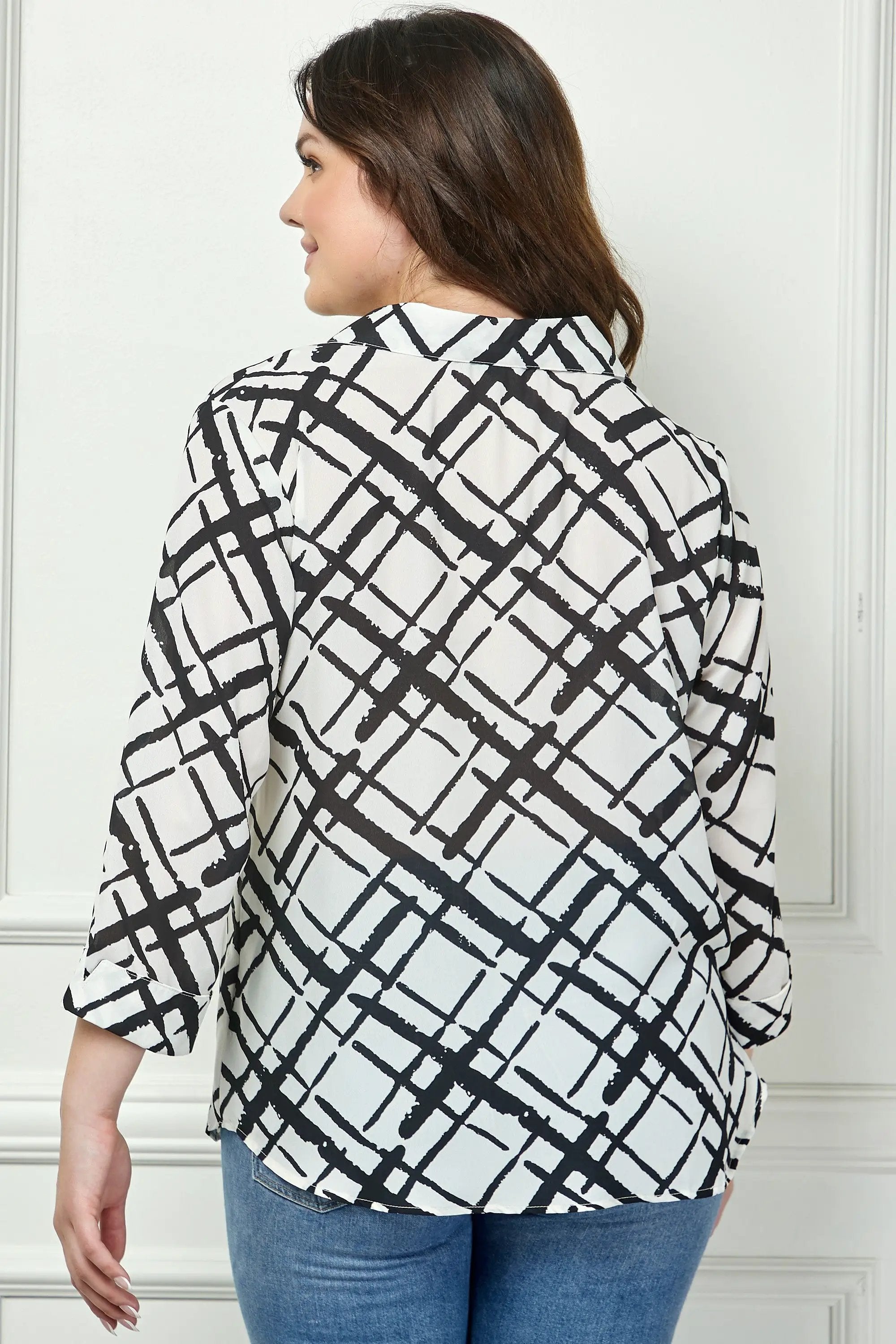 Blusa Plus Size Cuello Abotonado Estampado Abstracto – Talla Grande by Yanet Collective