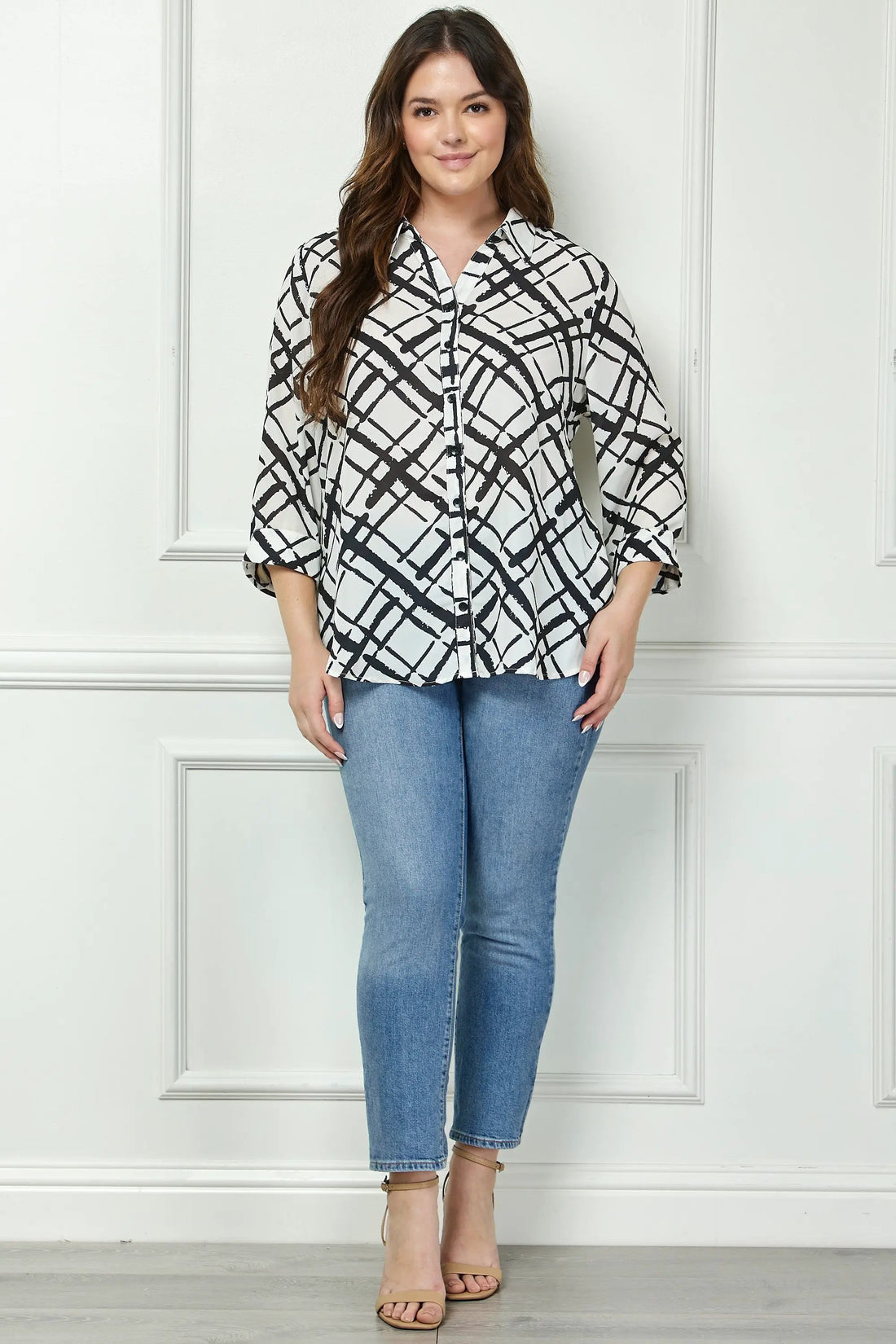 Blusa Plus Size Cuello Abotonado Estampado Abstracto – Talla Grande by Yanet Collective