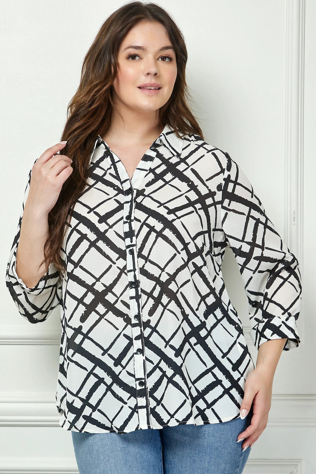 Blusa Plus Size Cuello Abotonado Estampado Abstracto – Talla Grande by Yanet Collective