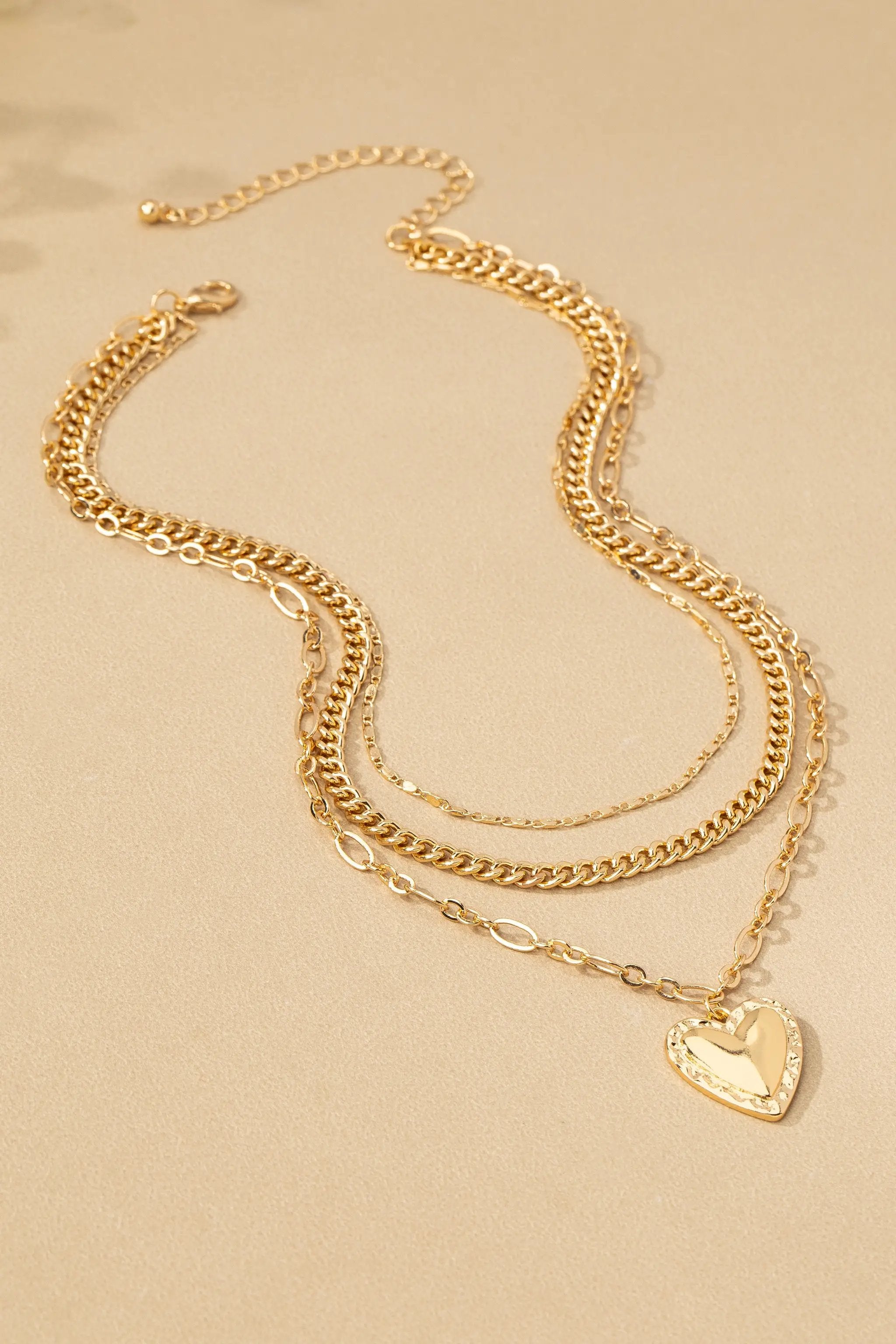 Collar de 3 Capas con Cadena Mixta y Colgante de Corazón: Elegancia en Cada Detalle by Yanet Collective