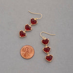 Aretes colgantes de triple corazón rojo