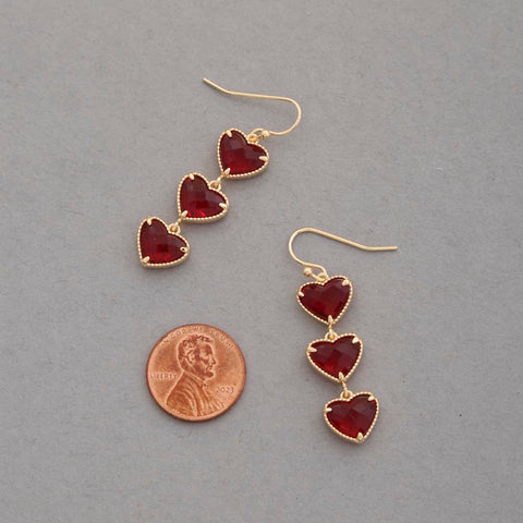 Aretes colgantes de triple corazón rojo
