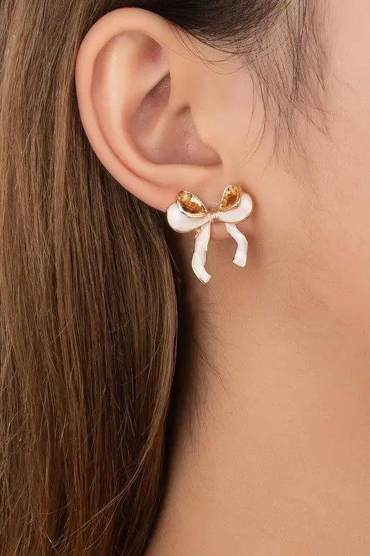 Aretes de Botón Lazo con Esmalte Blanco y Borde Dorado | Diseño Femenino y Delicado | Joyería Elegante by LA3accessories