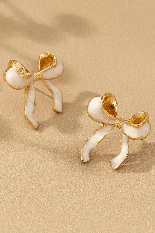 Aretes de Botón Lazo con Esmalte Blanco y Borde Dorado | Diseño Femenino y Delicado | Joyería Elegante by LA3accessories