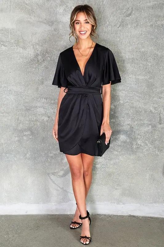 Vestido Saten Cruzado con Escote Profundo en V y Mangas Campana negro by Yanet Collection