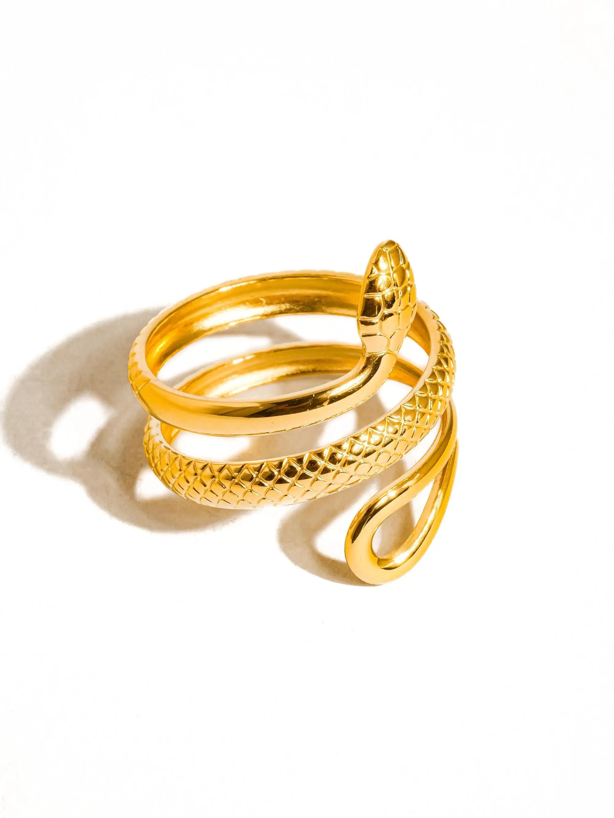 Anillo Serpiente Oro 18K Bañado En Acero Inoxidable Resistente A La Oxidación Colección Lujo Edición Limitada by Yanet Collective