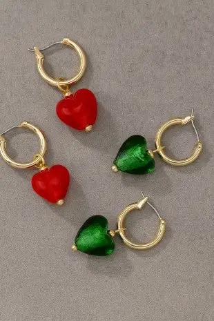Pendientes Huggie con forma de corazón de cristal esmaltado de Murano by Yanet Collective