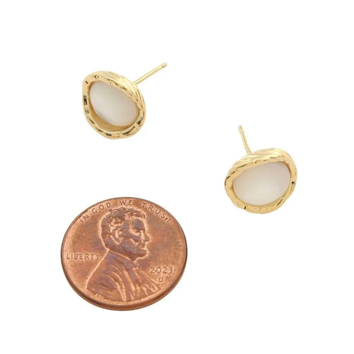 Pendientes de botón chapados en oro, diseño redondo by Yanet Collective
