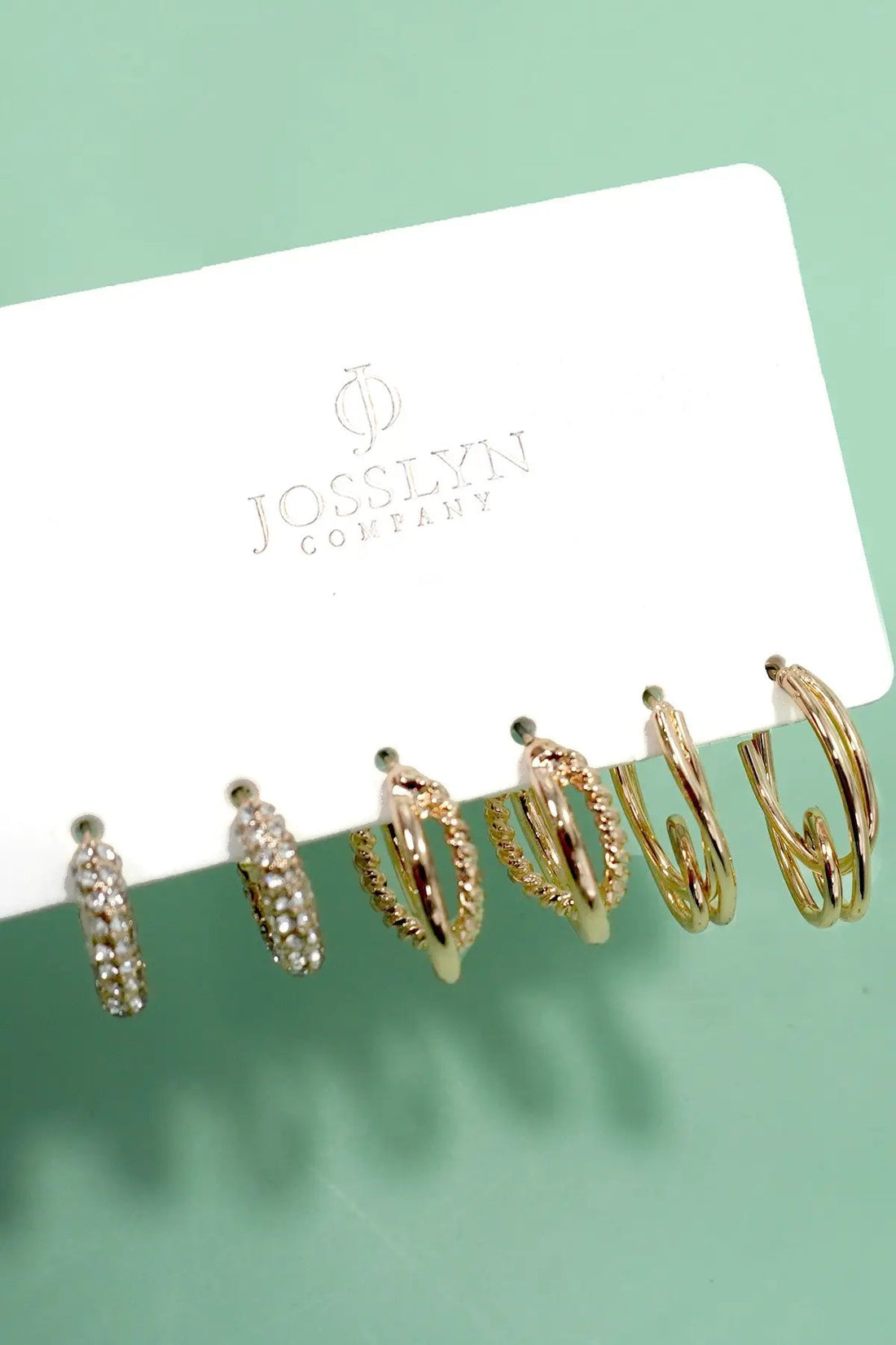 Trío de Aretes Huggie con Brillantes de Titanio by JOSSLYN by Wall to Wall