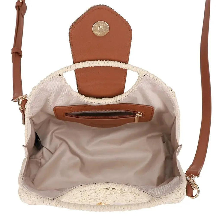 Bolso de paja trenzada con solapa decorativa by Joia Accessory