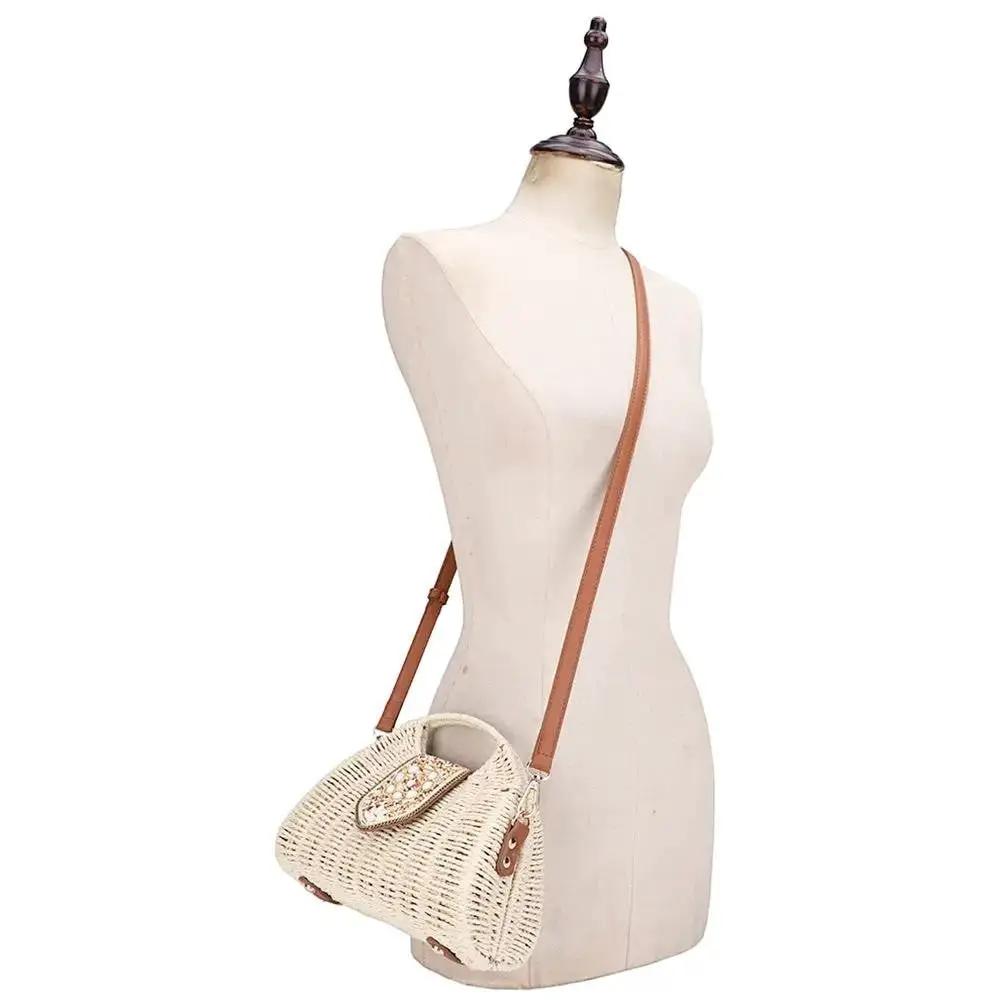 Bolso de paja trenzada con solapa decorativa by Joia Accessory