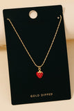 Collar con Colgante de Fresa en Epoxi Sumergido en Oro: Elegancia Frutal