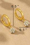 Aretes Huggie de Aro con Flor Colgante de Circonias en Oro Brillante