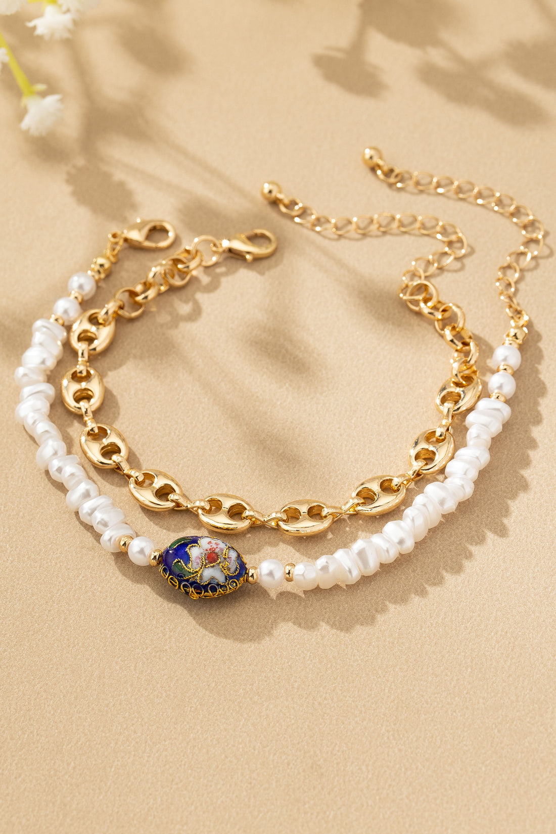 Set de Pulseras Boho Chic: Cadena Dorada Viral y Perlas con Detalle Floral Artesanal