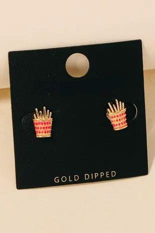 Aretes tipo stud con diseño de papas fritas en resina y baño de oro by Yanet Collective