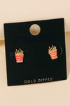 Aretes tipo stud con diseño de papas fritas en resina y baño de oro