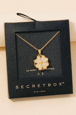 Collar con Colgante de Trébol con Pavé de Circonitas Cúbicas Sumergido en Oro - Caja Secreta