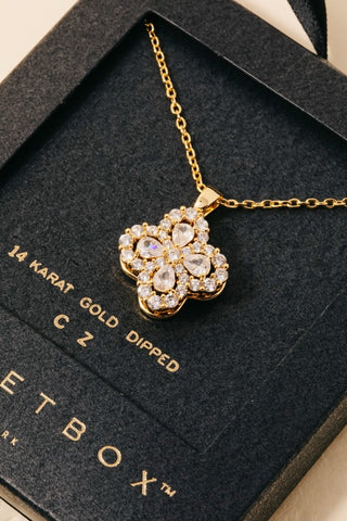 Collar con Colgante de Trébol y Circonitas Doradas Secret Box - Elegancia y Suerte