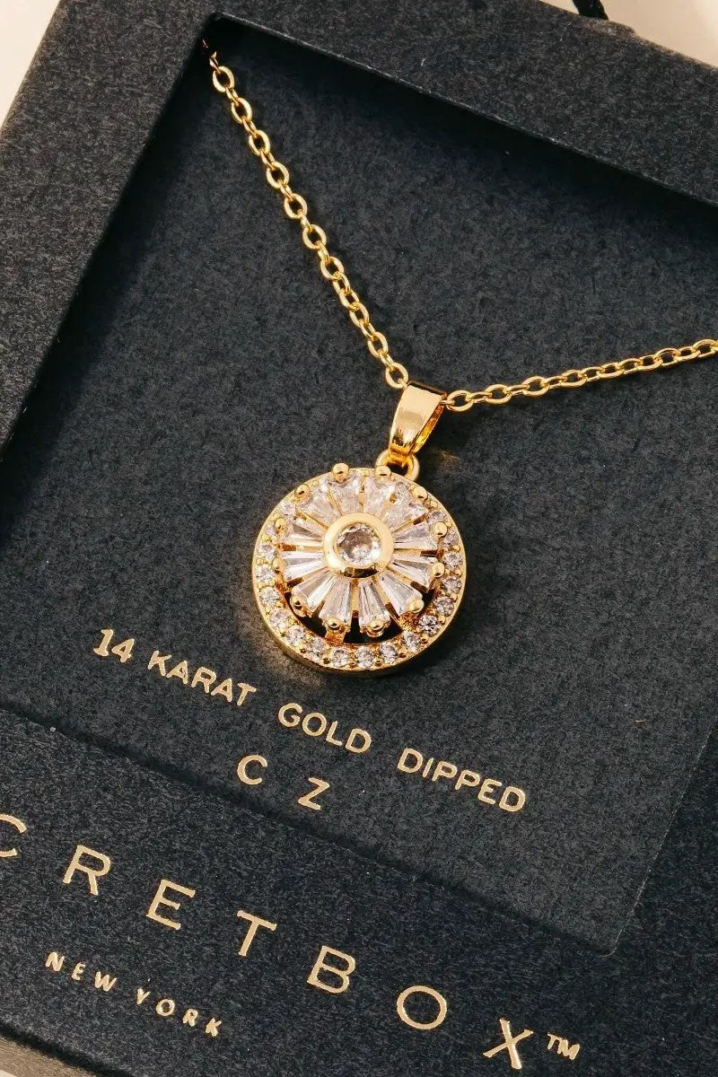 Collar con Colgante de Sol con Halo de Circonita Cúbica Sumergido en Oro - Elegancia Secreta by Yanet Collective