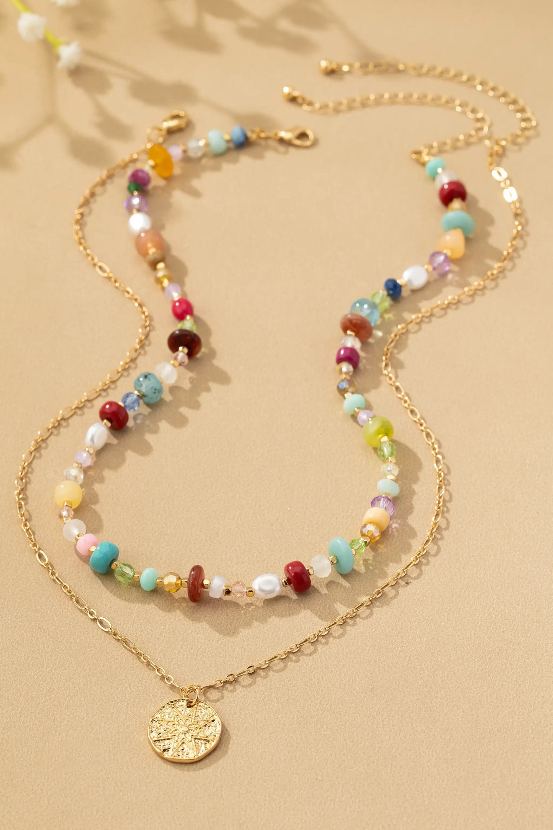 Collar de Cuentas Multicolor de 2 Hileras con Colgante de Estrella: Elegancia Bohemia by Yanet Collective